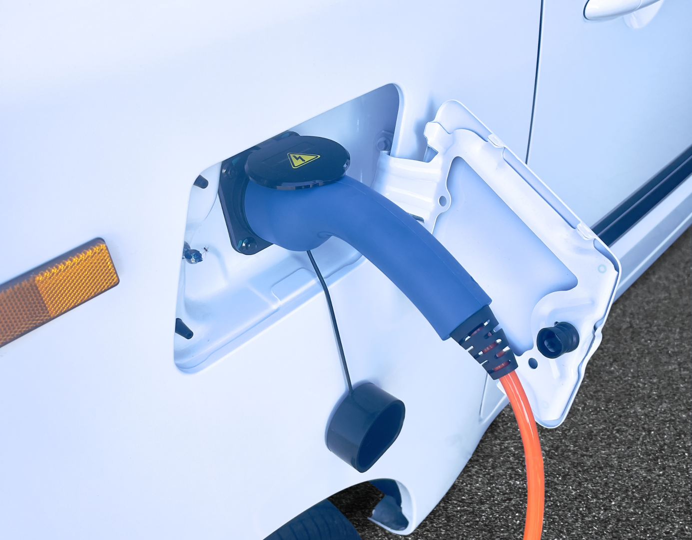 Read more about the article Jak prawidłowo ładować pojazd elektryczny? Poradnik dla użytkowników BAW